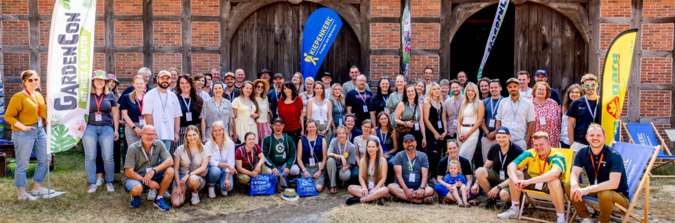Gruppenfoto der Teilnehmer der fünften GadenCon 2025 im Qualitätsgarten in Füchtorf.